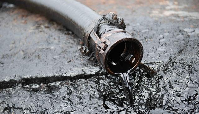 Pétrole coule d’un tuyau