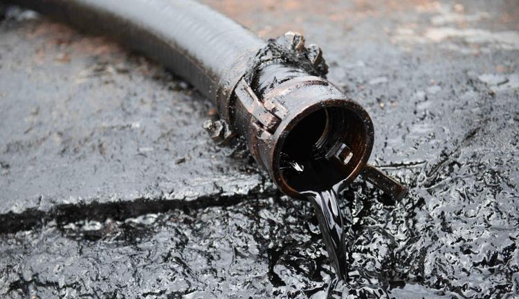 Pétrole coule d’un tuyau