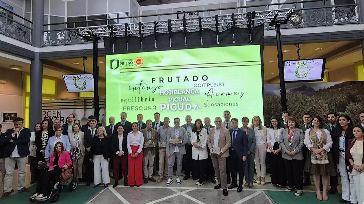 lauréats et des représentants des autorités lors de la cérémonie de remise des prix de l'AOP Priego de Córdoba. / RAFAEL COBO