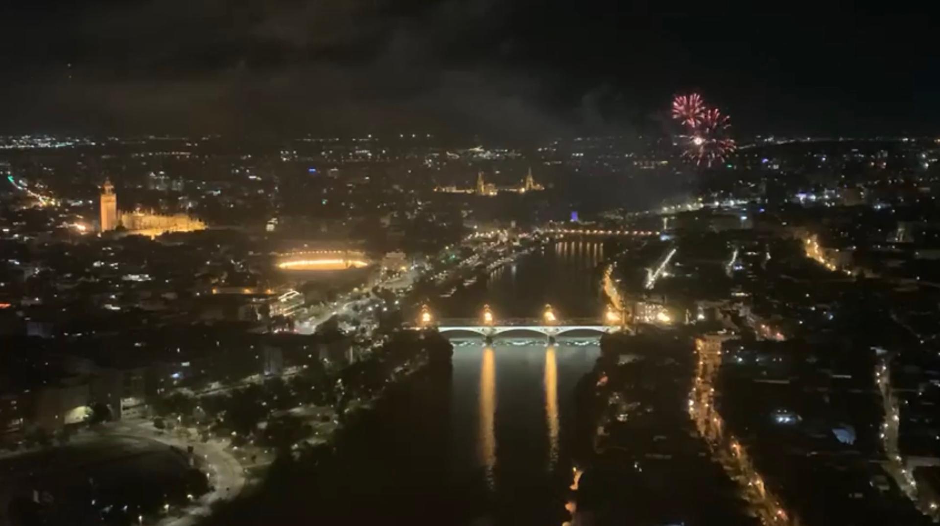 Feu d’artifice clôturant la Feria de Séville 2026 (@Viva_Sevilla)