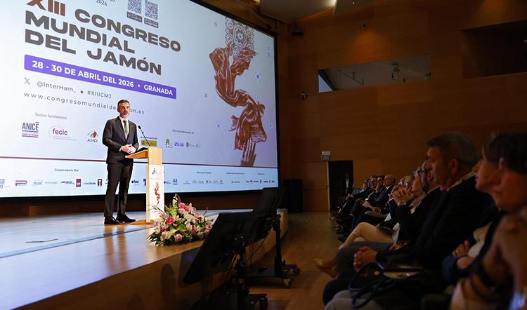 Le conseiller à l'Agriculture, Ramón Fernández-Pacheco, prend la parole lors de la cérémonie d'ouverture du congrès.