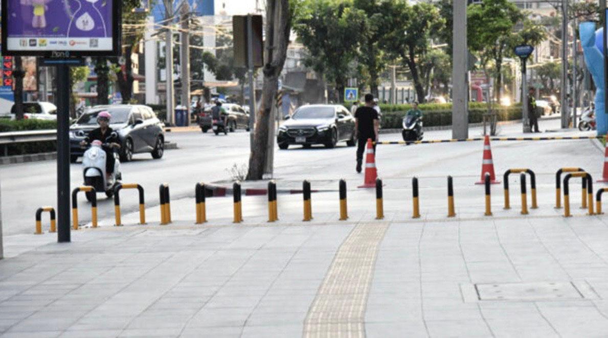 Barrières anti motos trottoir Bangkok 