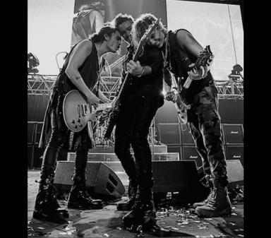 Le groupe de rock argentin Airbag sur scène en 2018 