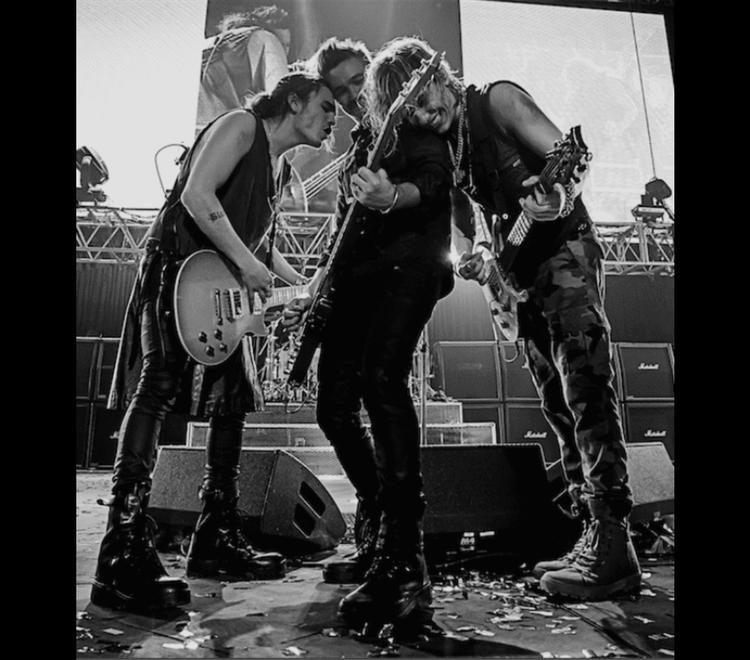 Le groupe de rock argentin Airbag sur scène en 2018 