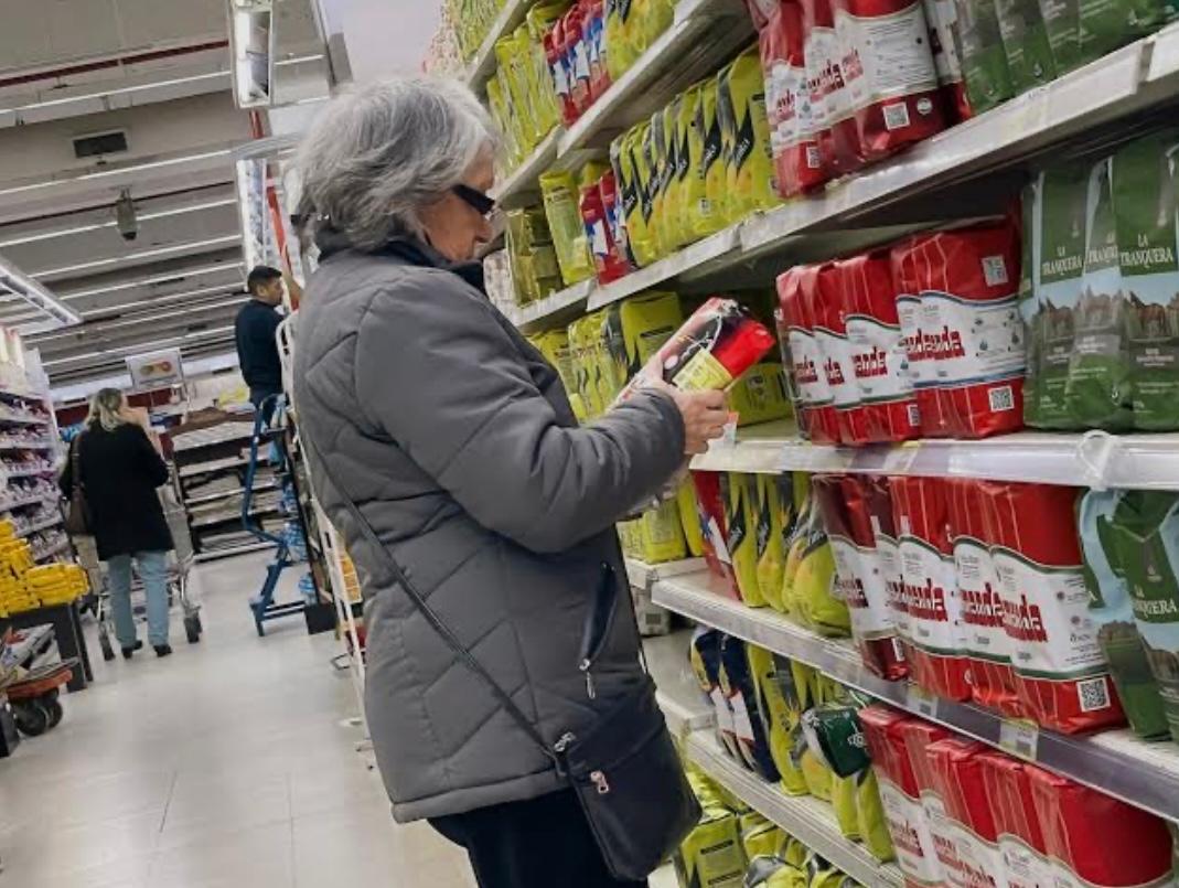 Une femme dans un supermarché en Argentine