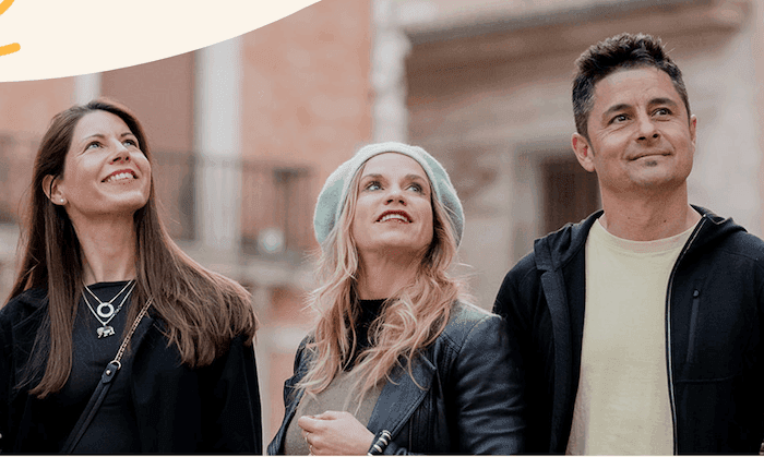 Delphine Juillet entre deux personnes