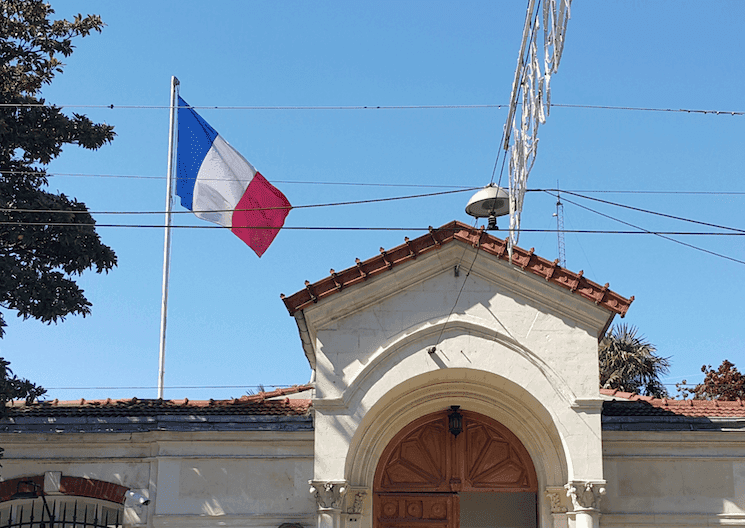 Entrée du consulat de France à Istanbul avec drapeau français