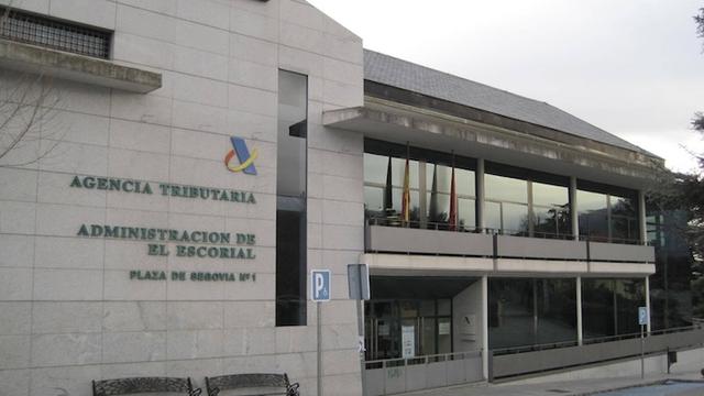 Façade d’un bâtiment de l’Agence tributaria en Espagne, symbolisant le renforcement des contrôles fiscaux sur les revenus numériques
