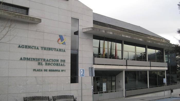 Façade d’un bâtiment de l’Agence tributaria en Espagne, symbolisant le renforcement des contrôles fiscaux sur les revenus numériques