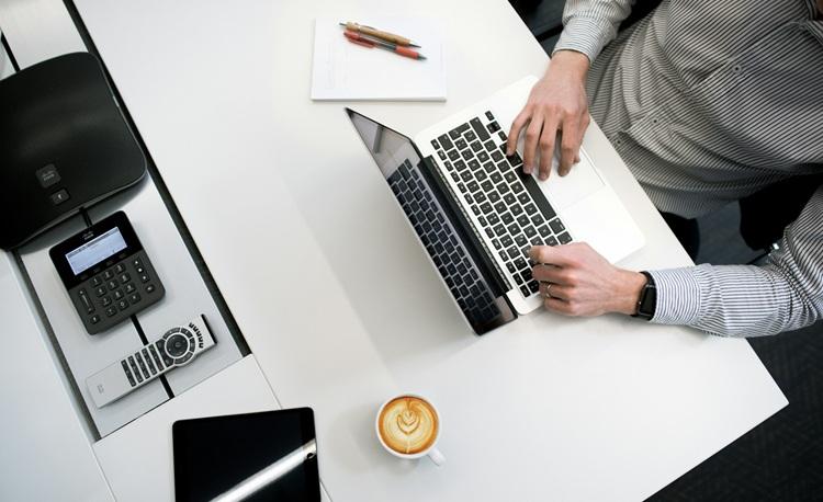 personne_ordinateur_portable