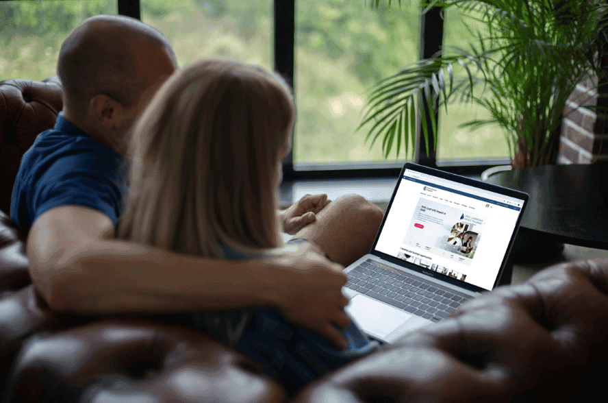 une femme et un homme devant un ordinateur