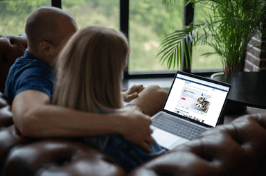 une femme et un homme devant un ordinateur