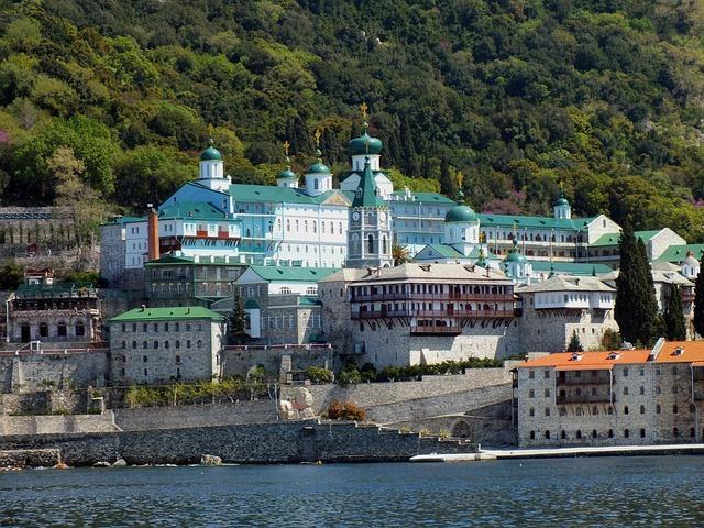 Vue d'un monastère du Mont Athos depuis la mer.