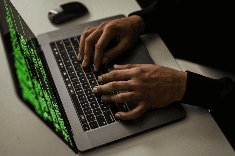 Cybersécurité homme ordinateur
