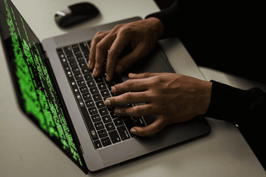 Cybersécurité homme ordinateur