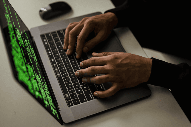 Cybersécurité homme ordinateur