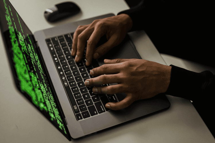 Cybersécurité homme ordinateur