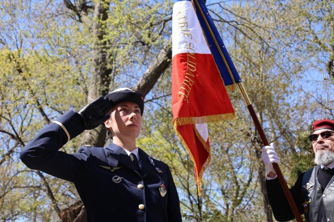 Drapeau et salut