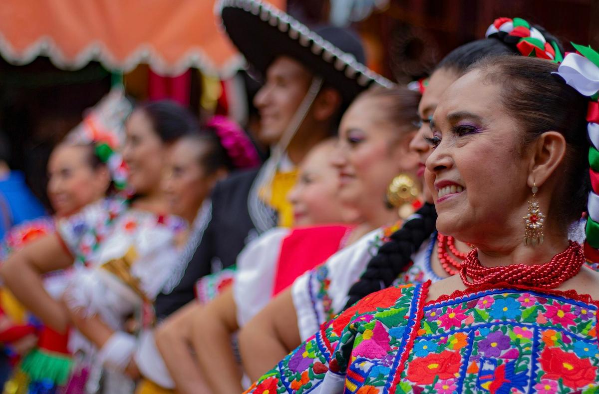 Une groupe de personne durant le fete cinco de mayo