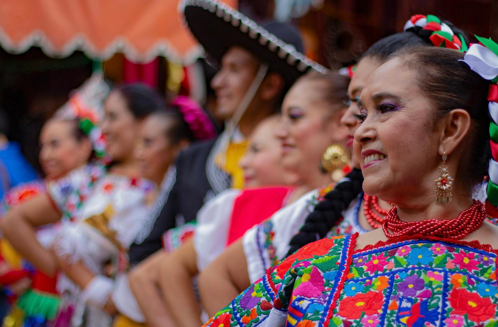 Une groupe de personne durant le fete cinco de mayo
