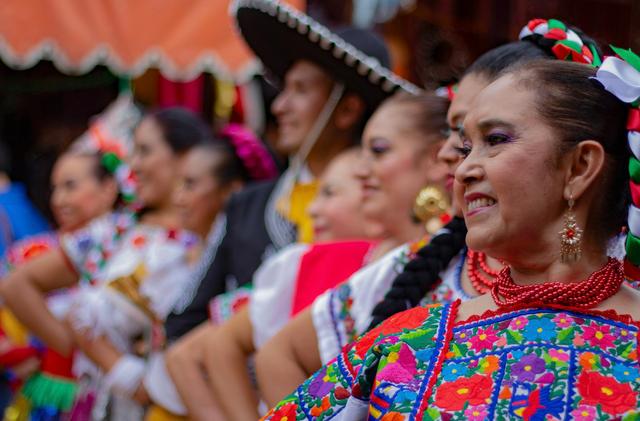 Une groupe de personne durant le fete cinco de mayo