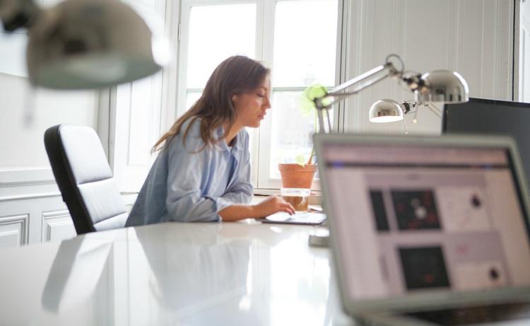 Femmes_ordinateur_bureau