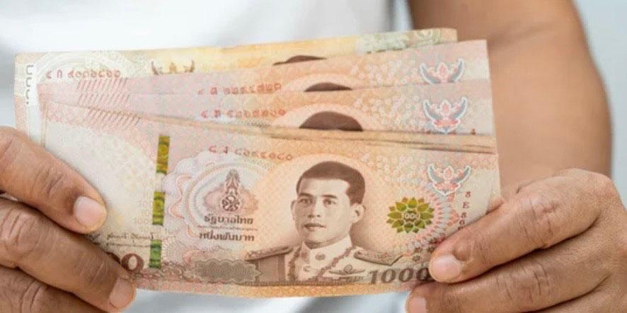 Mains tiennent billets thaïs 
