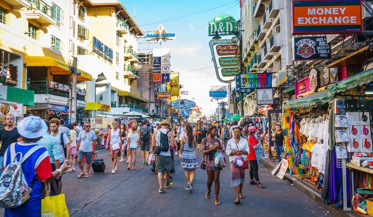 Rue un peu animée Thaïlande 