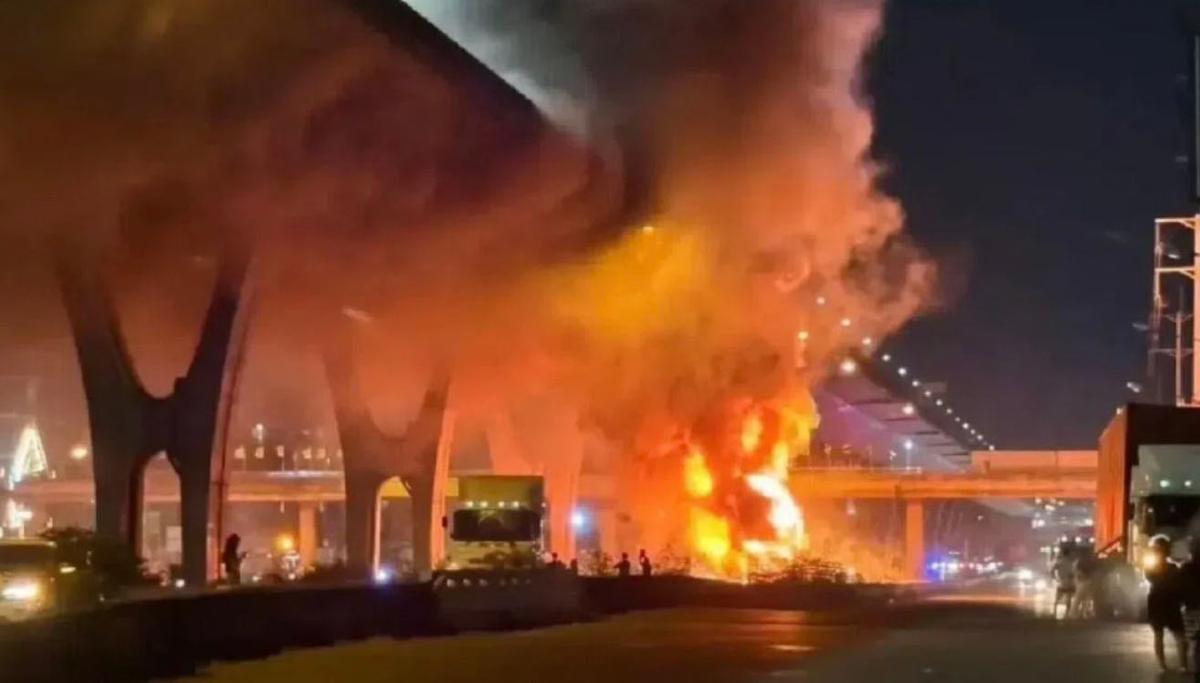 Camion de batteries en flammes Thaïlande 