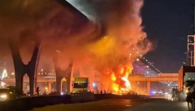 Camion de batteries en flammes Thaïlande 