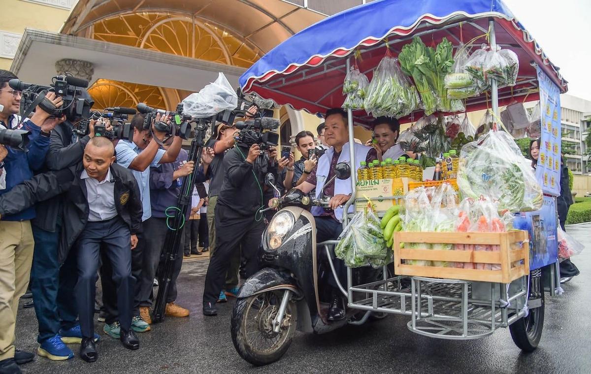 Premier ministre thaï teste vendeur ambulant
