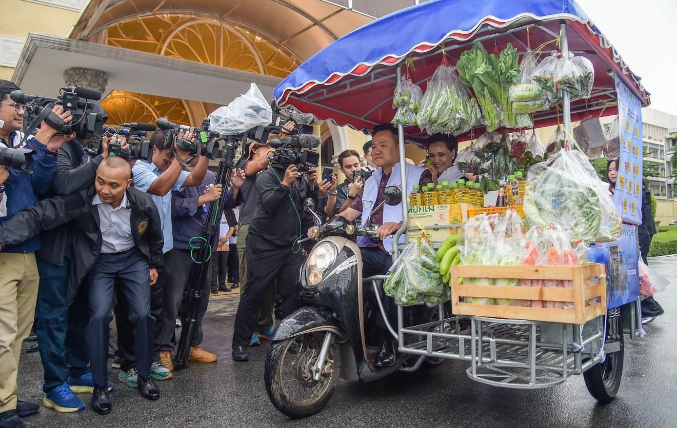 Premier ministre thaï teste vendeur ambulant