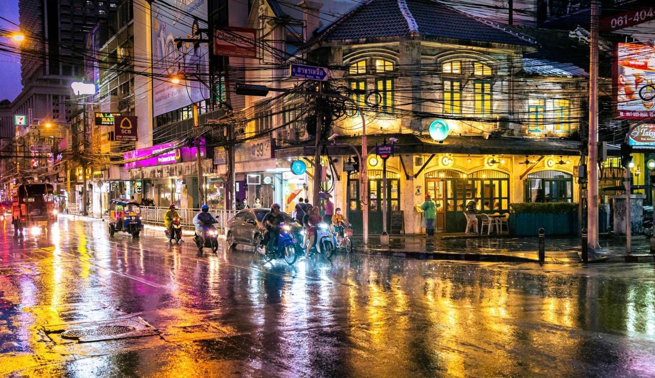 Rue thaïe la nuit sous la pluie