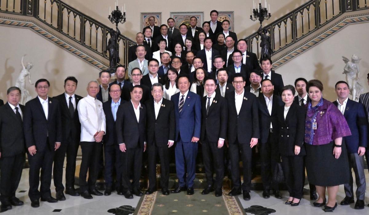 Grands patrons thailandais autour du Premier ministre