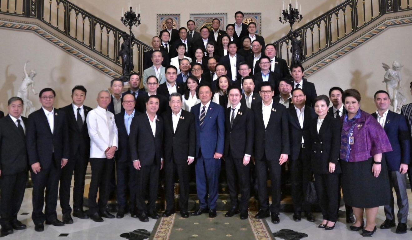 Grands patrons thailandais autour du Premier ministre