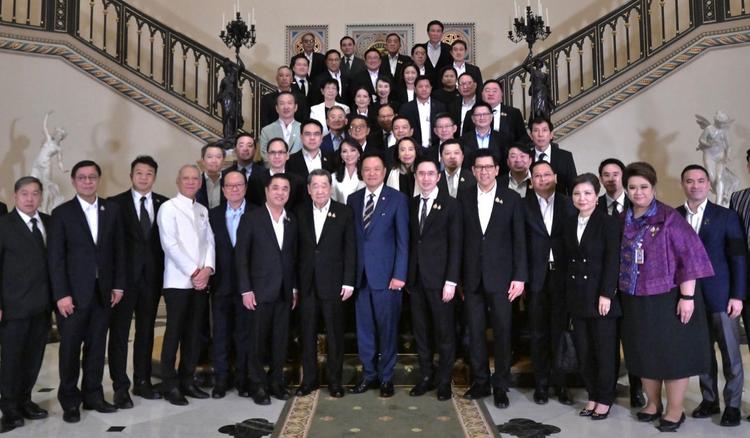 Grands patrons thailandais autour du Premier ministre