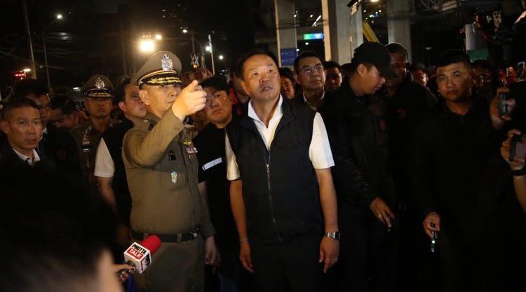 Le Premier ministre thaïlandais sur les lieux du drame ferroviaire survenu à Bangkok 
