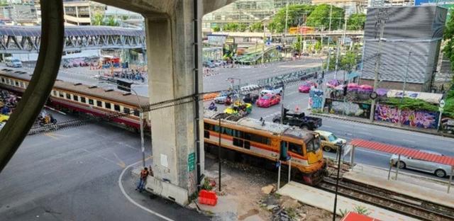 Train traverse Bangkok