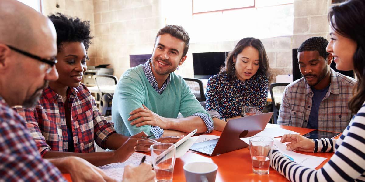 Personnes qui travaillent dans un bureau 