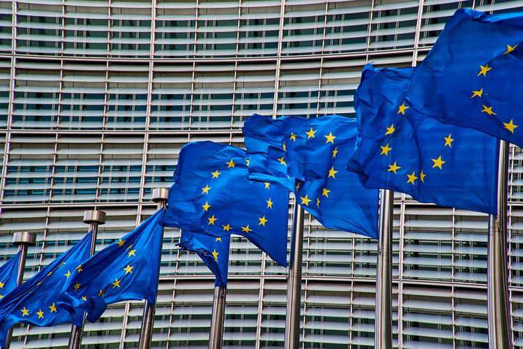 Photo d'illustration montrant les drapeaux européens devant le siège de la Commission Européenne, à Bruxelles