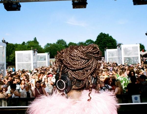 Public face au dj ©GALA Festival