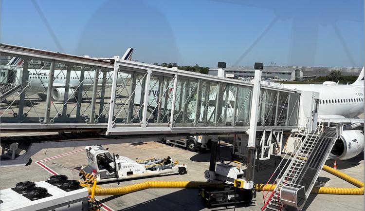 Une passerelle d'avion sur le tarmac d'un aéroport