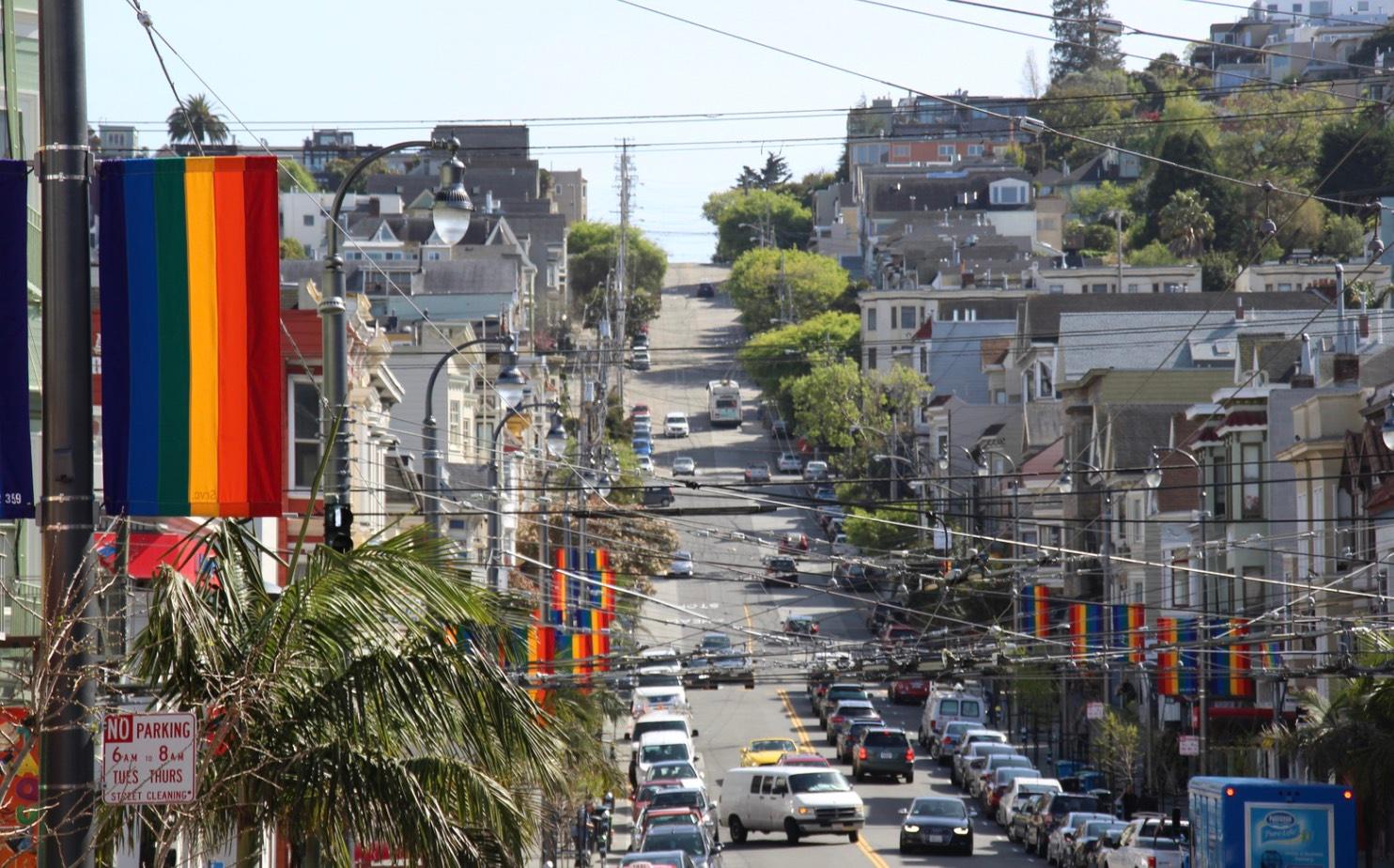 Le quartier de Castro à San Francisco avec le drapeau gay