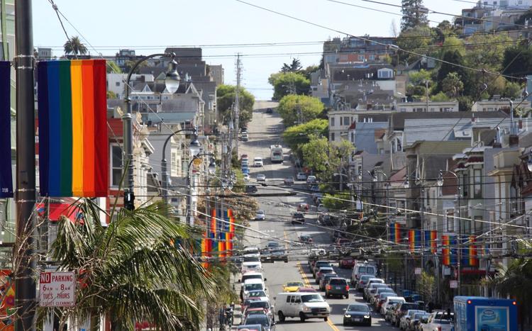 Le quartier de Castro à San Francisco avec le drapeau gay