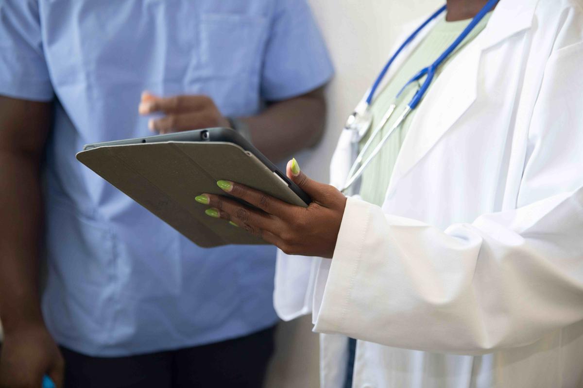 Docteurs avec une tablette à la main.