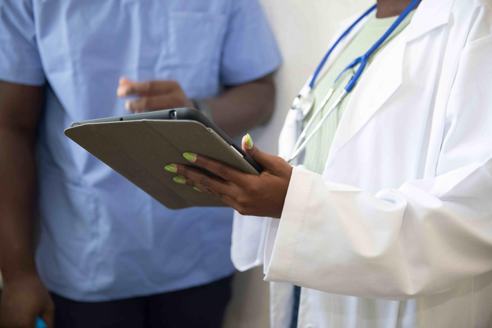 Docteurs avec une tablette à la main.
