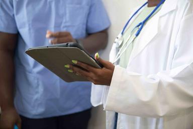 Docteurs avec une tablette à la main.