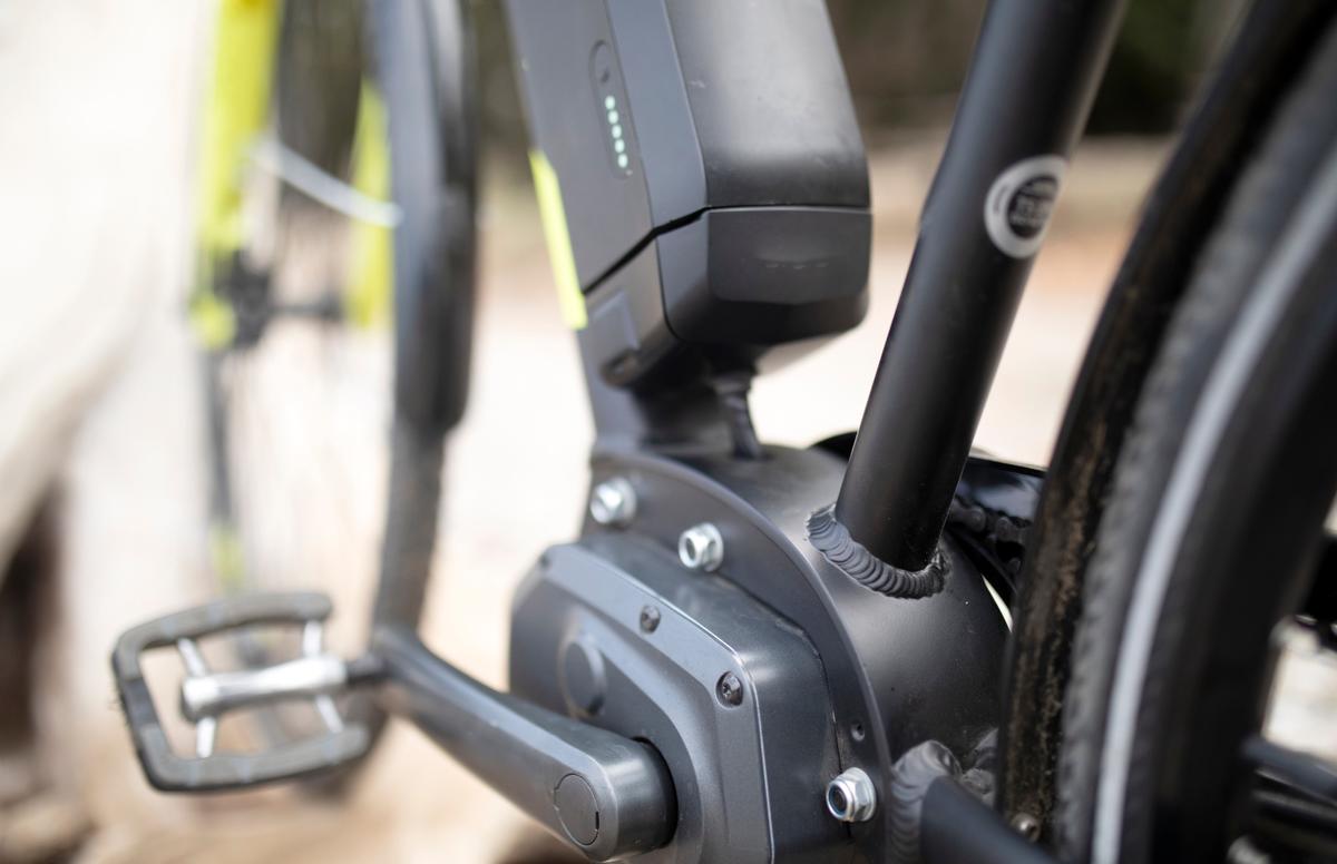 Une pédale et un moteur électrique d'une e-bike.