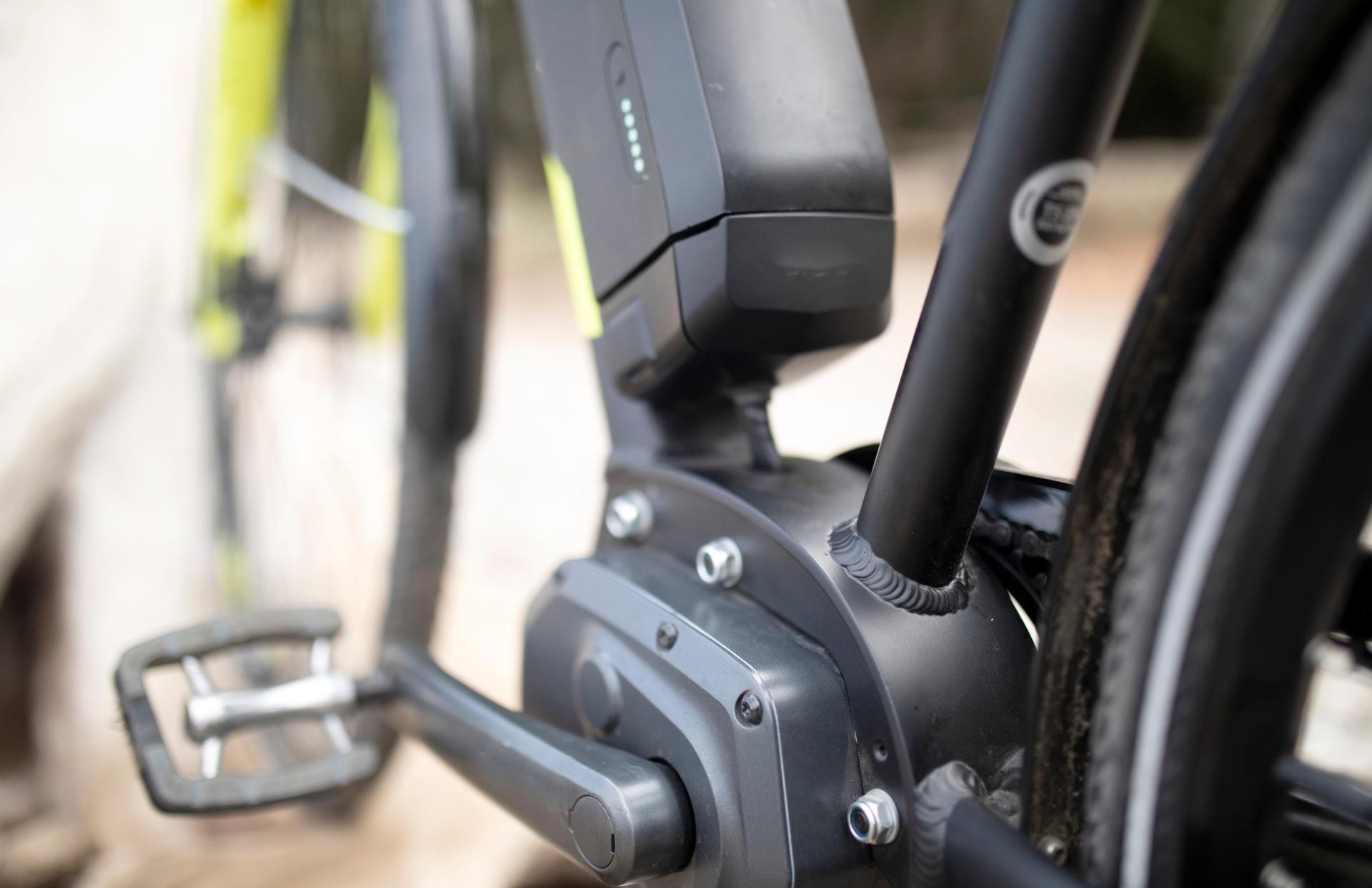 Une pédale et un moteur électrique d'une e-bike.