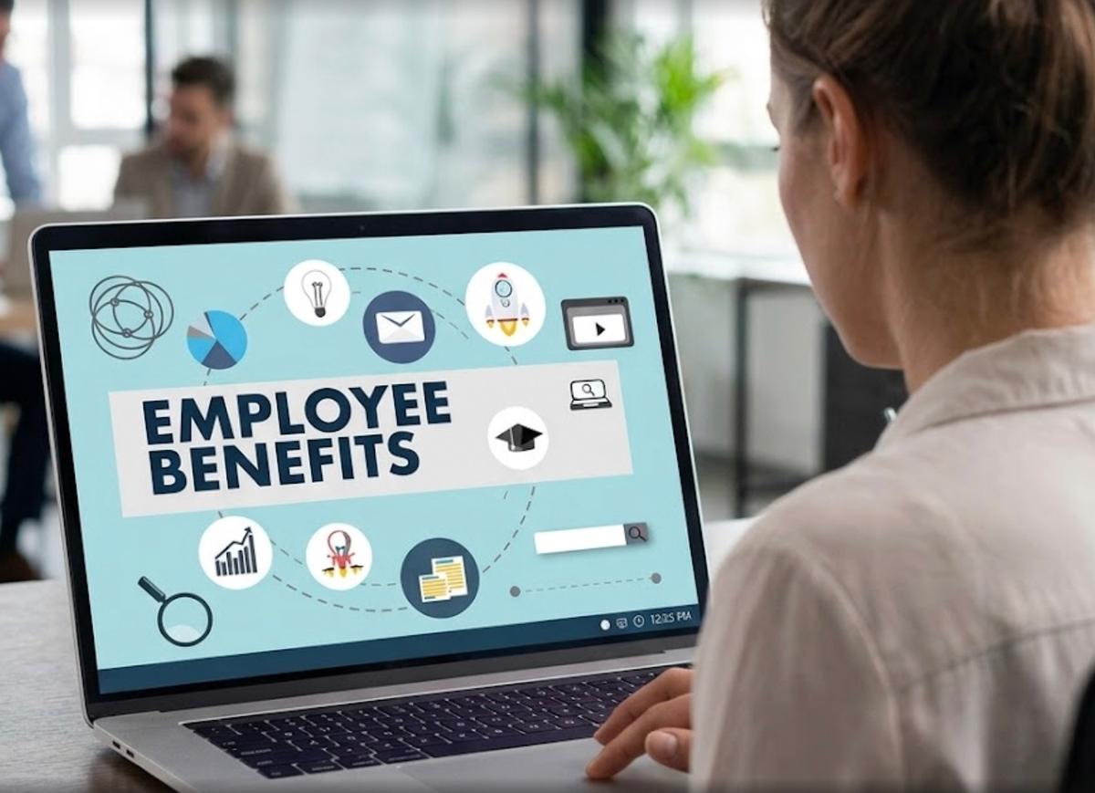 Une femme devant son ordinateur qui regarde les employee Benefit